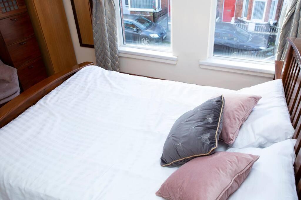 Cheerful 2 Bedroom House In The Heart Of Белфаст Екстер'єр фото